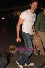 Hrithik Roshan leaves for NY with family last night at 1 am on 12th May 2010 (8).JPG